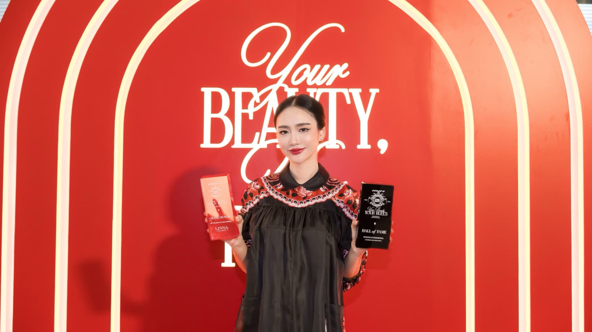 คุณว่านถือสองรางวัลจากงาน PRAEW ICONIC BEAUTY 2026