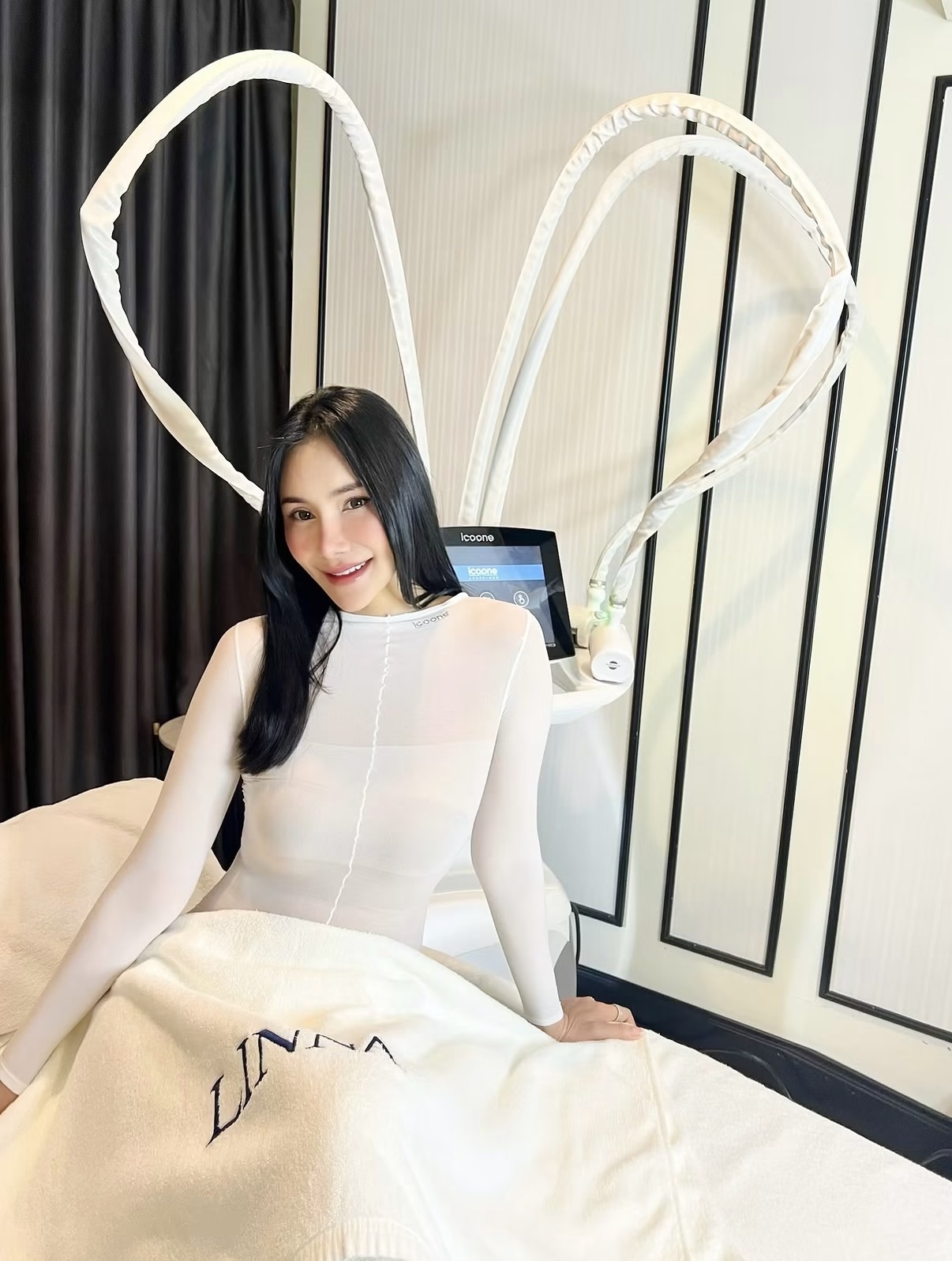 LINNA Clinic client with the iCOONE Laser Med system