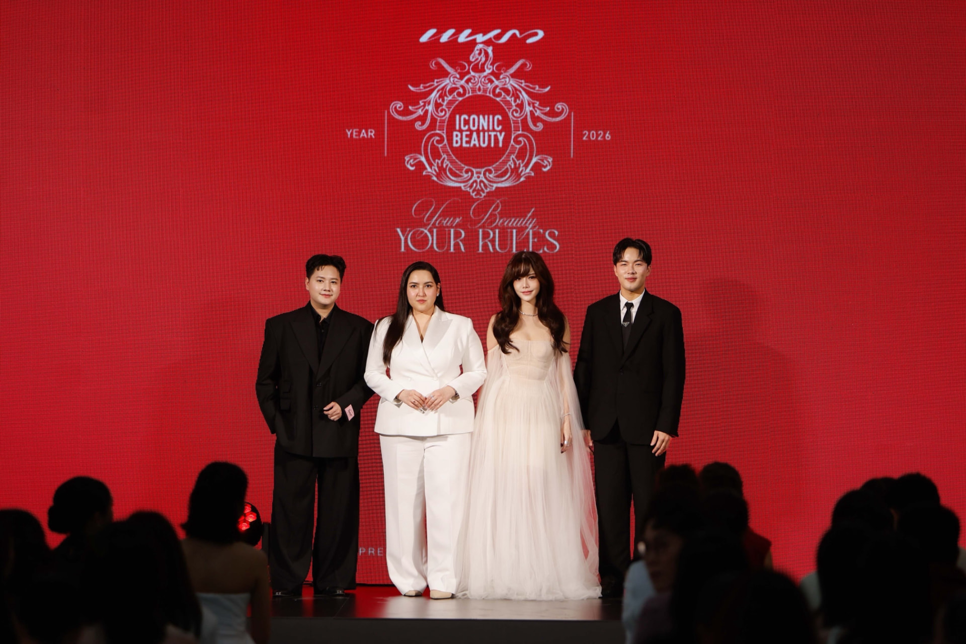 คณะกรรมการ PRAEW ICONIC BEAUTY 2026 บนเวที