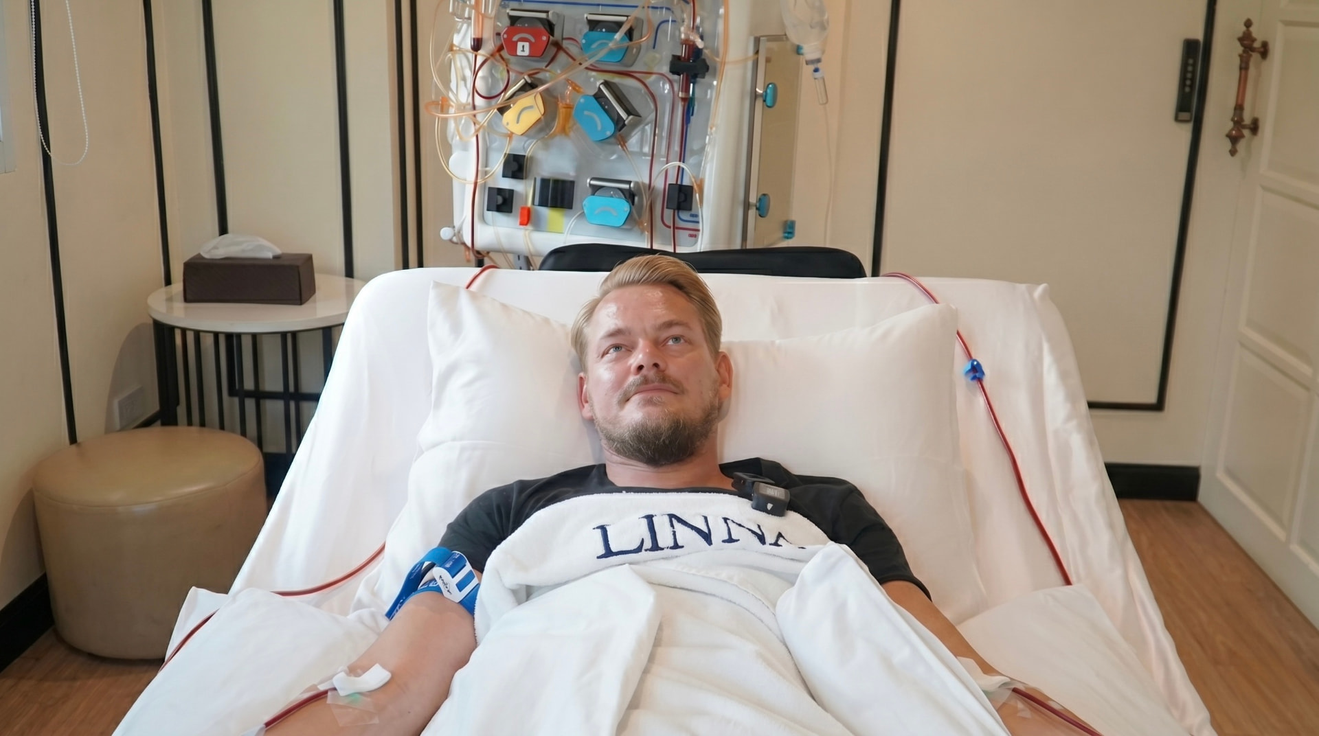 Patient receiving DFPP plasmapheresis at LINNA Clinic