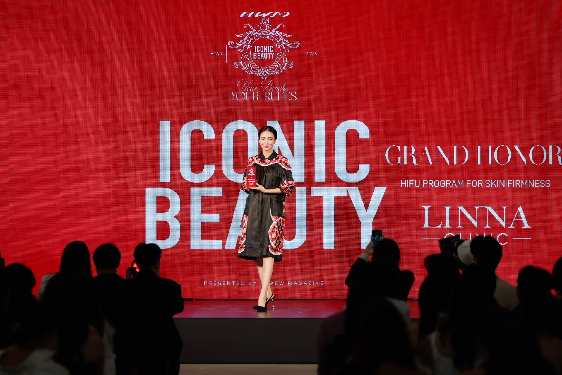 คุณว่าน กุศลิน ลัญจกรกุล รับรางวัล Grand Honor HIFU Program For Skin Firmness บนเวที PRAEW ICONIC BEAUTY 2026