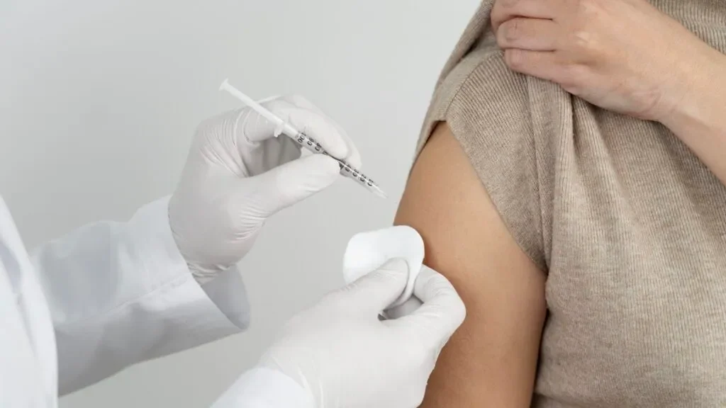 วัคซีนโควิด (COVID-19 Vaccine) คืออะไร? มีข้อดีข้อเสียอย่างไร?