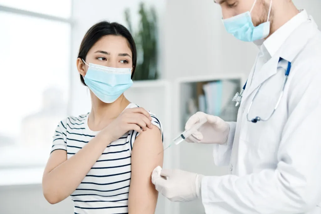 วัคซีนโควิด (COVID-19 Vaccine) คืออะไร? มีข้อดีข้อเสียอย่างไร?