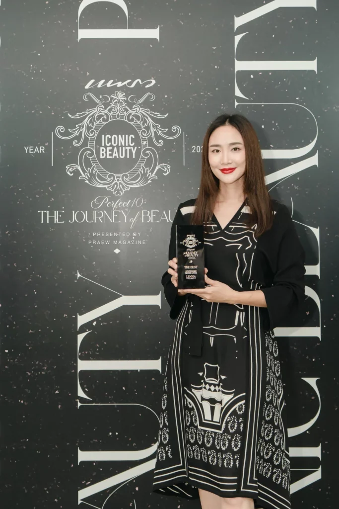 ตัวแทนทีมผู้บริหาร LINNA Clinic รับรางวัล “The Best HIFU Technique for Skin Lifting”