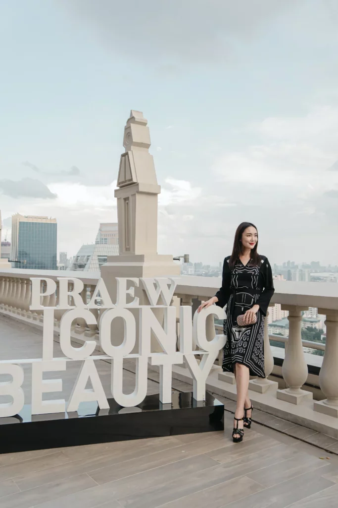 ตัวแทนทีมผู้บริหาร LINNA Clinic รับรางวัล “The Best HIFU Technique for Skin Lifting”