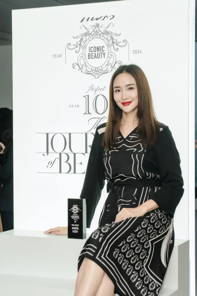 ตัวแทนทีมผู้บริหาร LINNA Clinic รับรางวัล “The Best HIFU Technique for Skin Lifting”