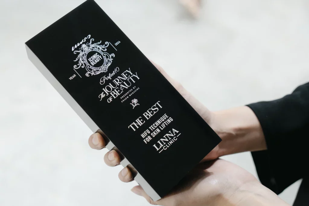 ตัวแทนทีมผู้บริหาร LINNA Clinic รับรางวัล “The Best HIFU Technique for Skin Lifting”